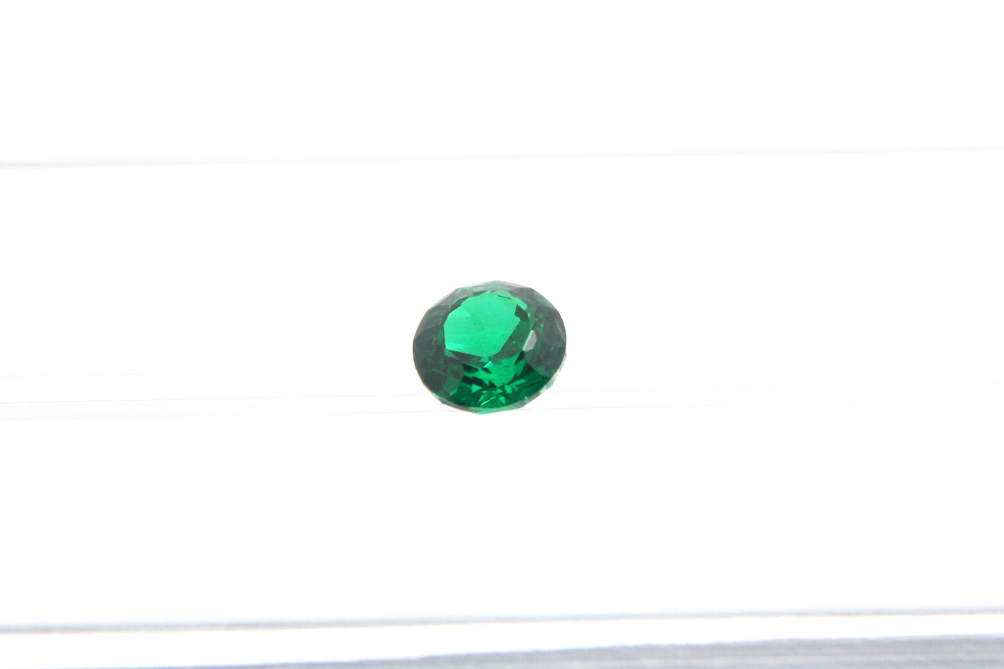 Round-cut Green Lab-grown Garnet